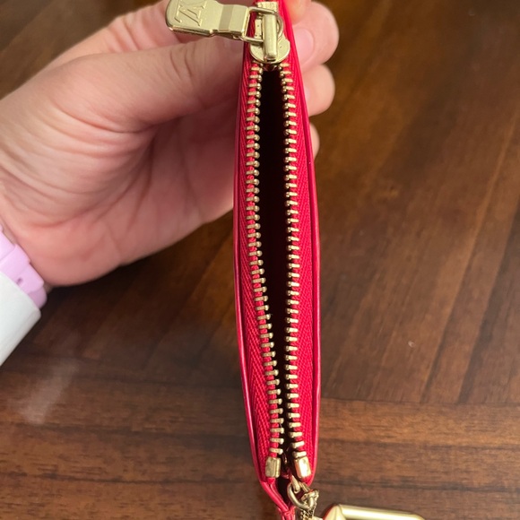 LV EPI Key Pouch 💯 Authentic - Picture 13 of 14